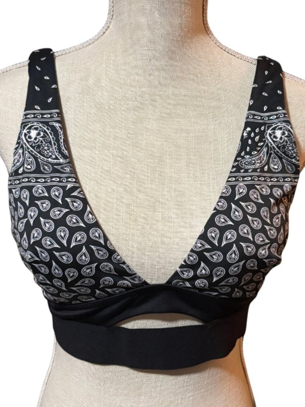 MinkPink Move Paisley Sports Bra L Black White Cutout Yoga Activewear